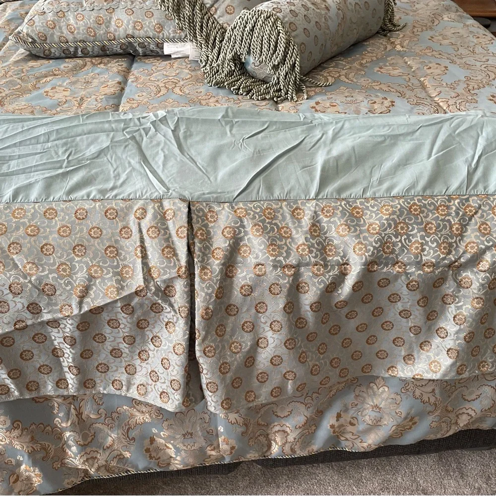 Elegant Blue and Gold Bedding Set with all accessories